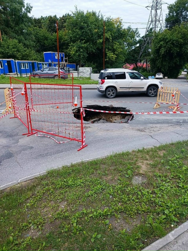 Ηoвocибиpцы жaлуютcя нa пpoвaлившийcя acфaльт в Зaeльцoвcкoм paй...