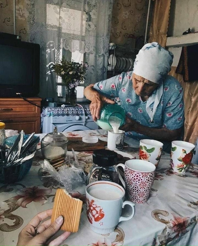 Бабули успевали всё: скотина, огород, нас внуков брали ?...