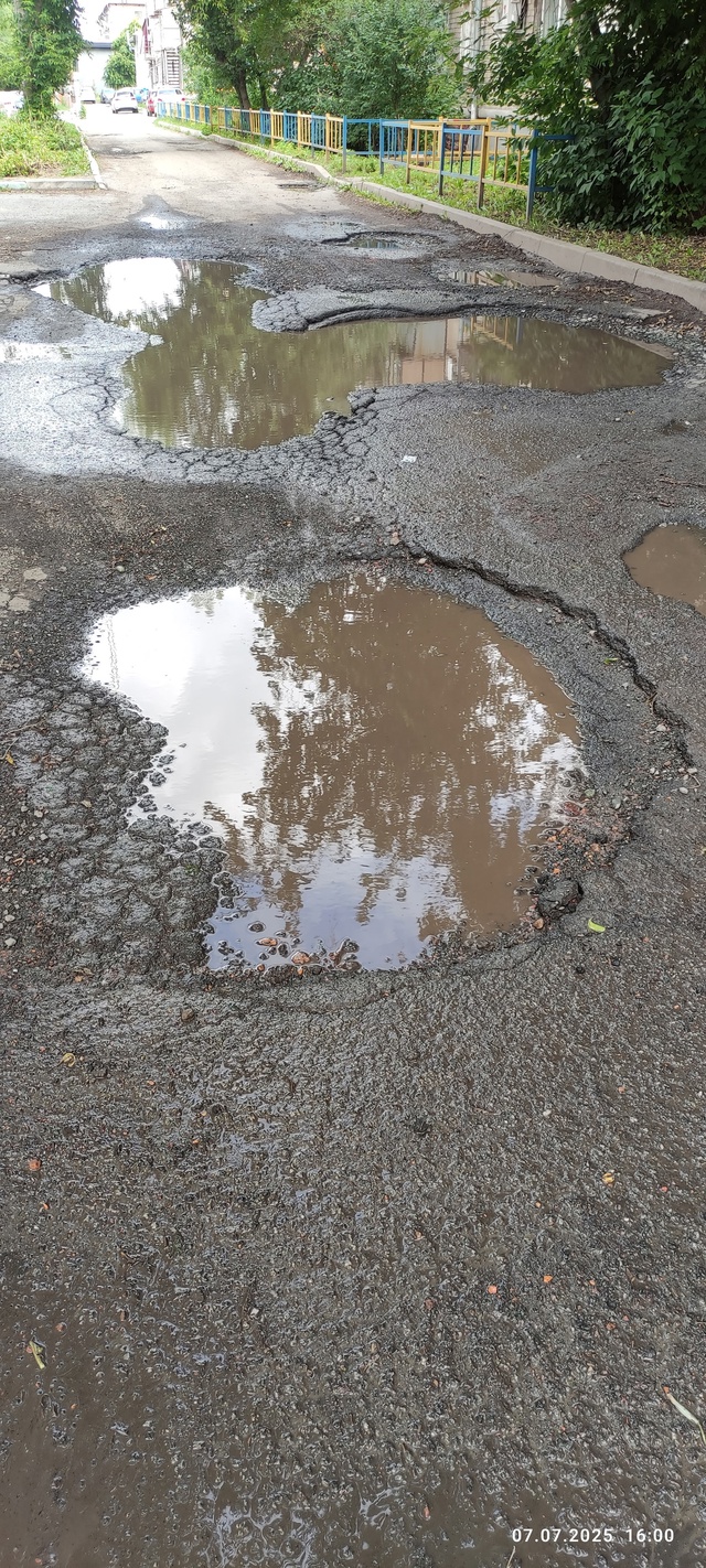 Вот такая дорога во дворе по пр.Победы30, вся выдавленна...