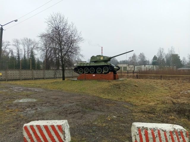 Что происходит с танком на площади Победы.!?
На Кировск?...