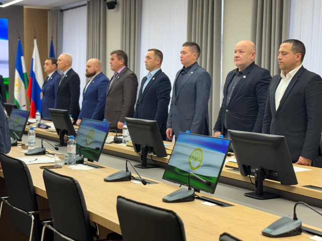 Обновили зал заседаний. А до этого они бедняжки заседа?...