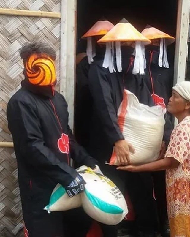 🛑Акацуки свернули не туда (в хорошем смысле)!
В Индонезии банда парней в косплее Акацуки вышла на у