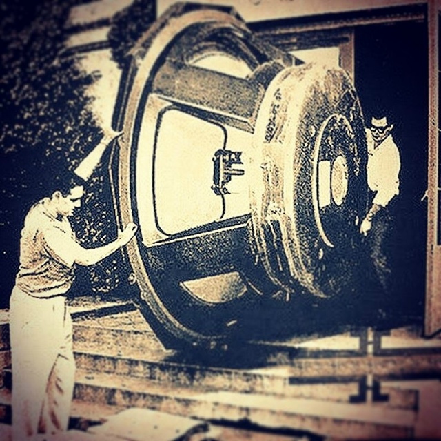 Гитарный грохот до самых чёртовых задворок наших широ?...