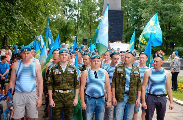 Десантники, с праздником вас! Раскрытого купола, мирно?...