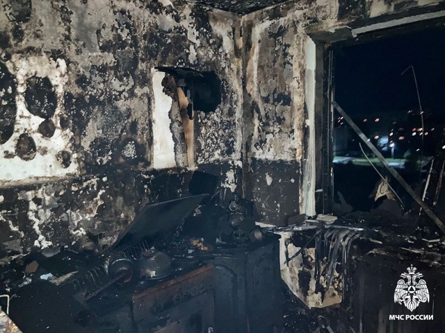 Пожарные спасли пожилого мужчину из горящей квартиры
...