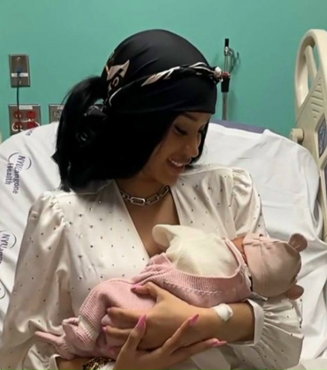 Карди Би превратила пуповину новорождённого ребёнка в...