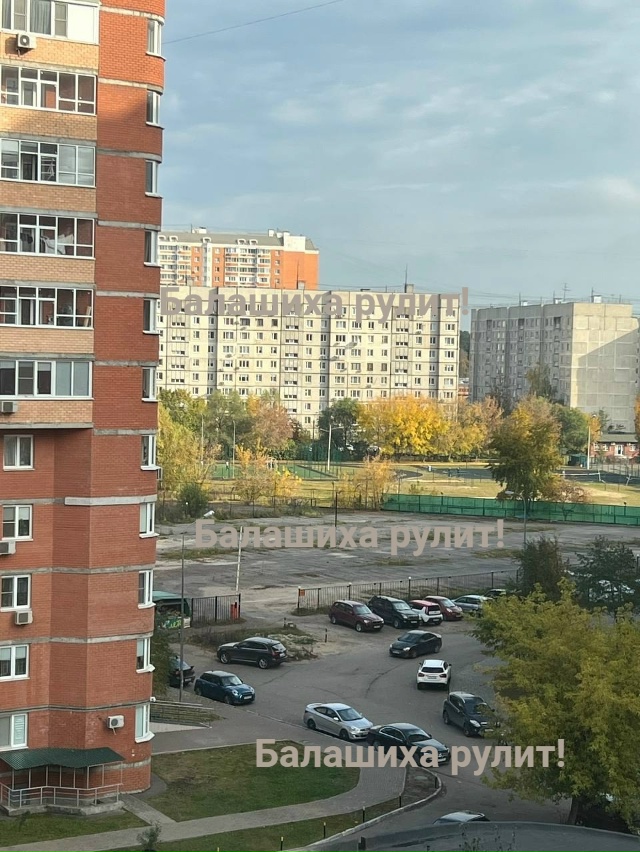 Уже просто невозможно припарковаться нашем районе и э?...