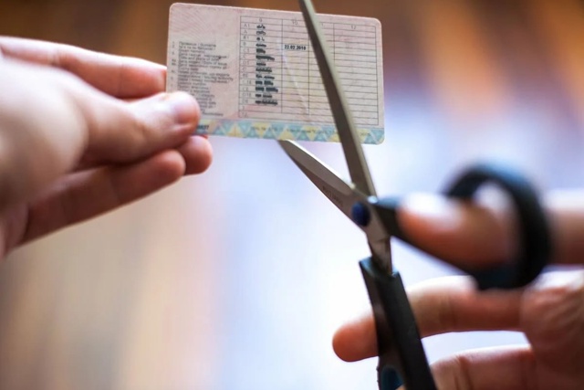 🚗 Не явился в военкомат по повестке — лишился прав.
Э?...