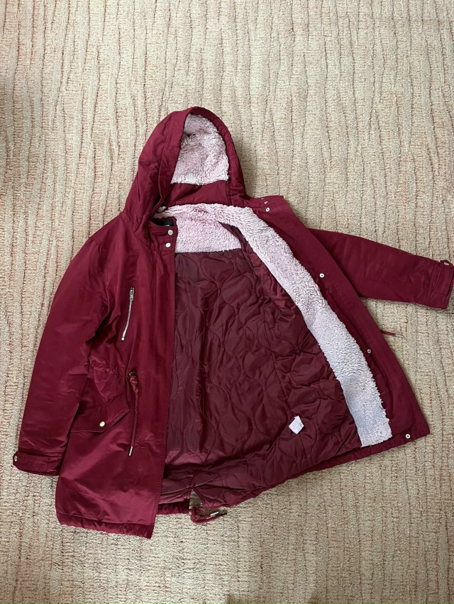 Отдам бесплатно женскую утепленную куртку 46 размера.