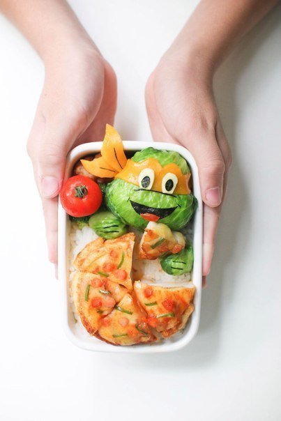 Мама готовит своим детям очень необычные обеды