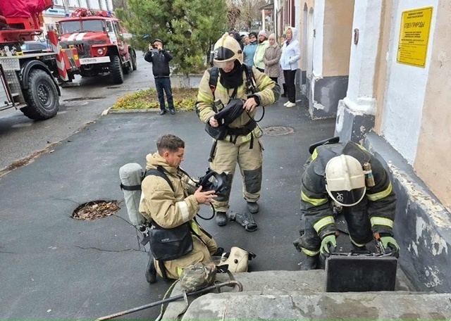 🚨 МЧС перепутало адреса для тушения музея в Вольске
О...