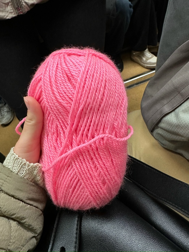 Метро Проспект Славы
Найден клубок ниток розовых.
Дев...