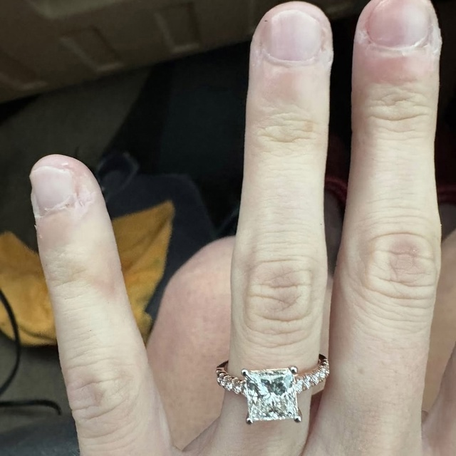 В США пара обручилась перед торнадо в Южной Дакоте
Вл...