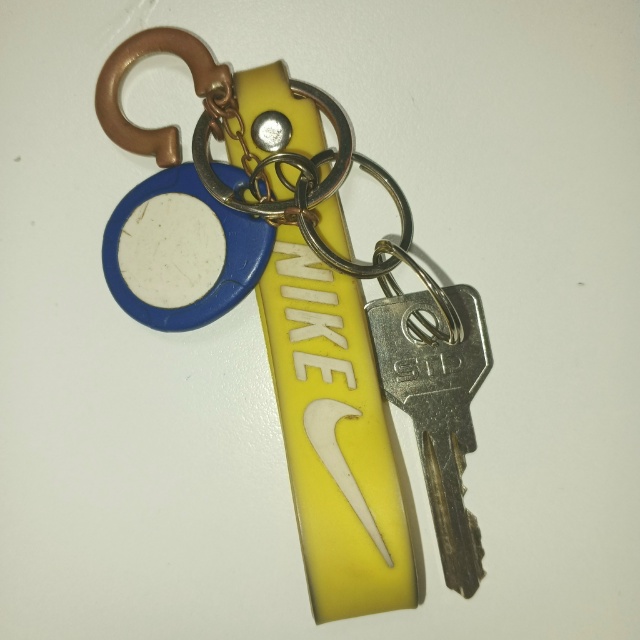 Найдены ключи на городском мосту.
Лежат в салоне Мобит...