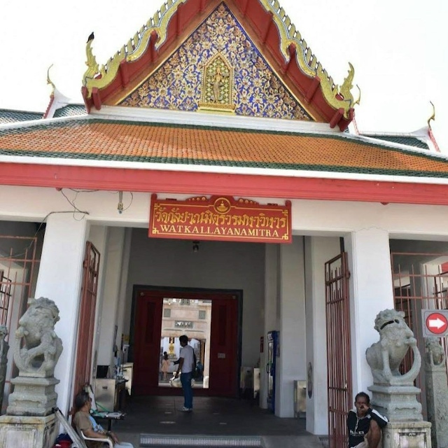 Россиянин покурил айкос в буддийском храме в Таиланде ...