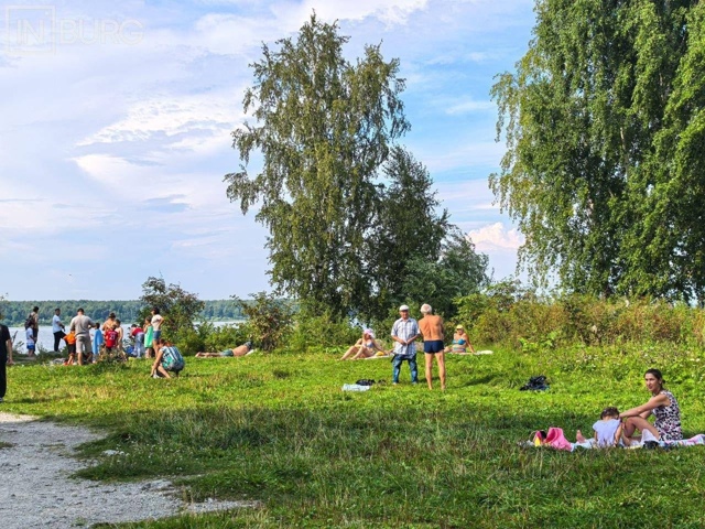 Несмотря на цветение воды и неприятный запах, люди про?...