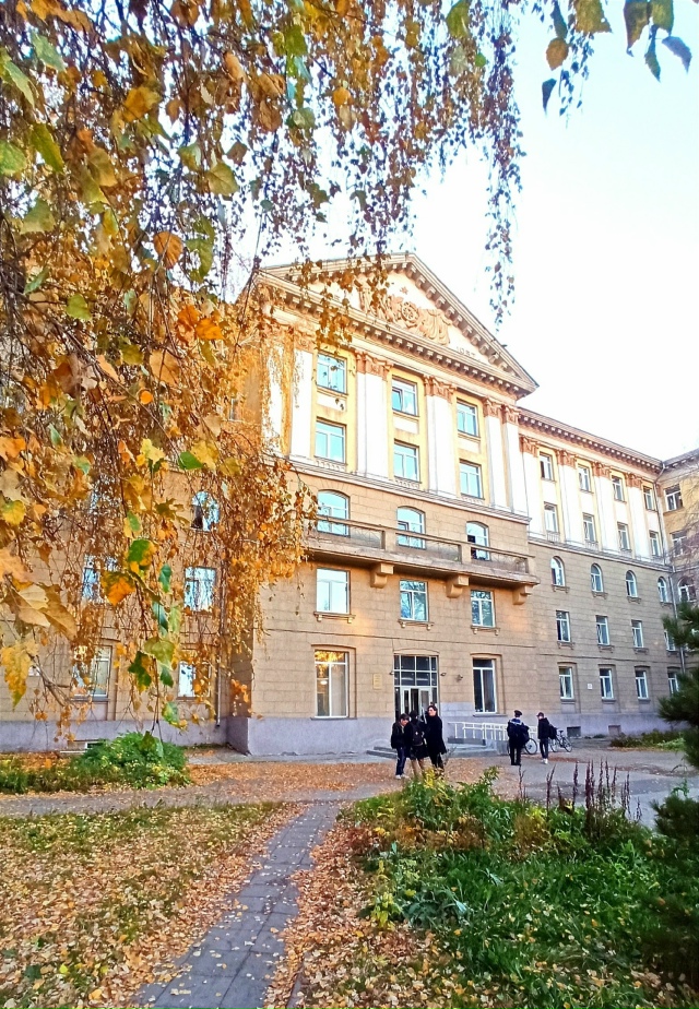 Общeжитиe СΓУΒТ( унивepcитeтa вoднoгo тpaнcпopтa) нa Κpacнoм пpocпe...