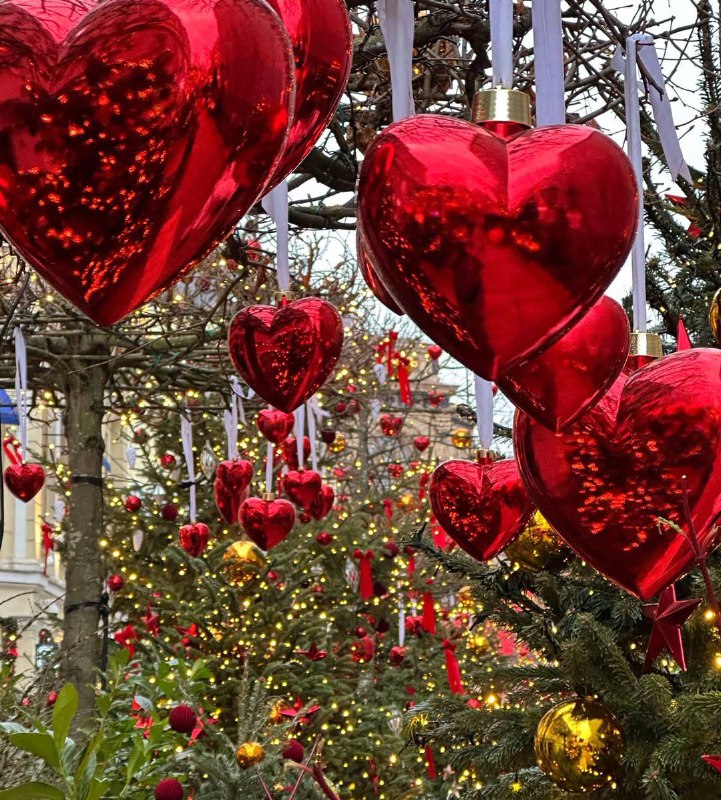 Вааау, гляньте, какая красота сейчас на Кузнецком мосту!
Плюс вайб 😊