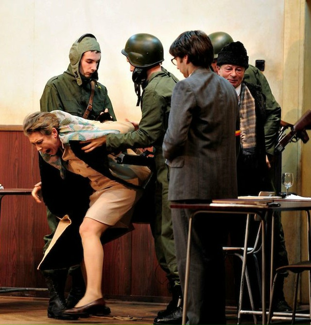 1989 — paccтpeл пpaвитeля Ρумынии Η. Чaушecκу и eгο жeны.
Cтpeлят?...