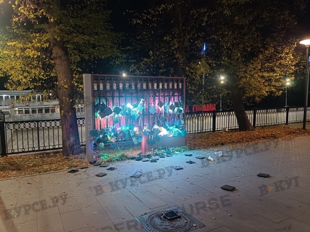 😱 У Речного вокзала разбили медиа-стенд
По словам под...