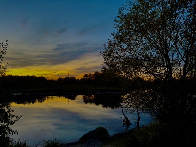 Город засыпает, окутанный тишиной и печалью...
Пусть но...