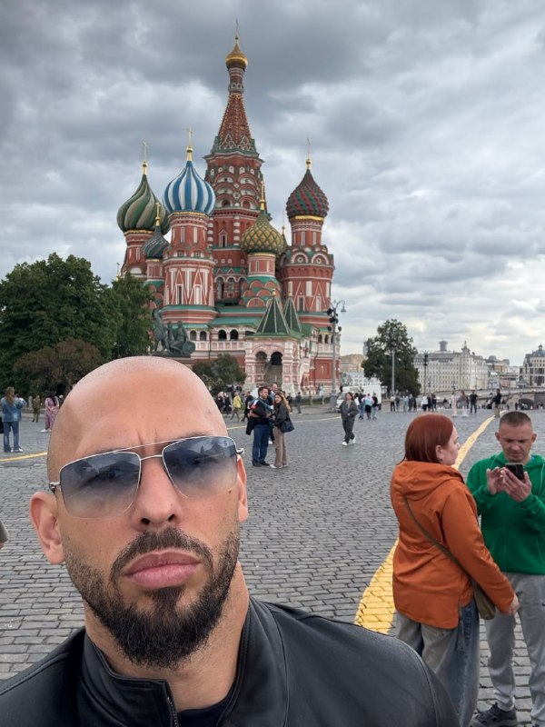 Лол, Эндрю Тейт сделал характерную фотку на Красной площади на фоне Храма Василия Блаженного.
Эндрю