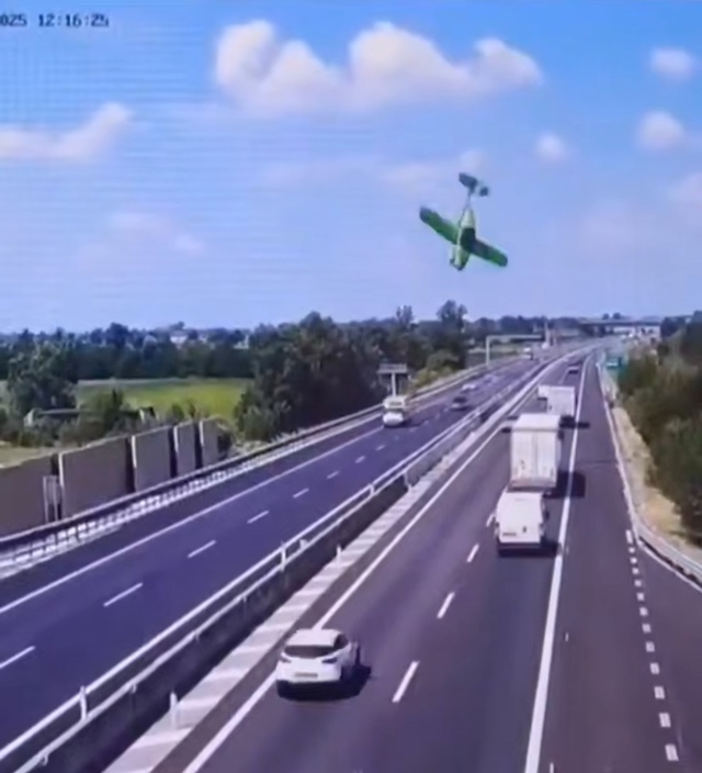 😳 В Италии самолет на всей скорости рухнул прямо на пр...