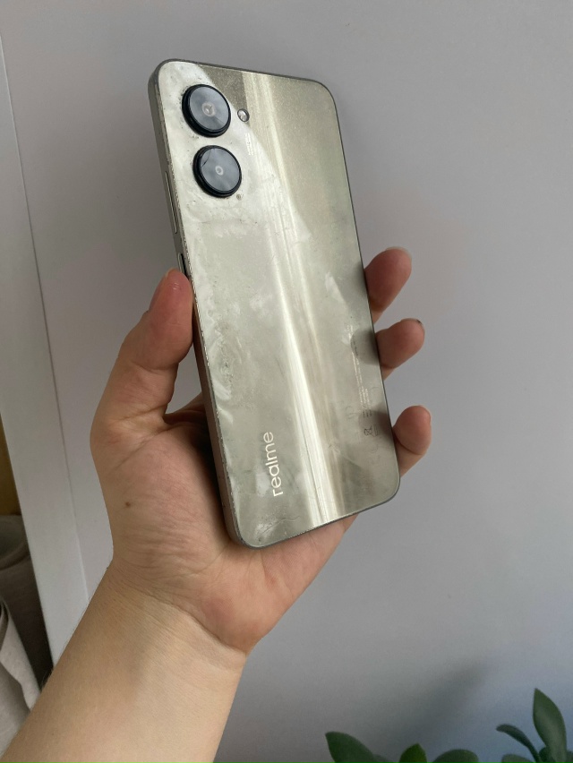 НАШЛИ ТЕЛЕФОН
ПРИВЯЗАННЫЙ К ПРОВОЛОКЕ ЗАБОРА У БАССЕЙ...