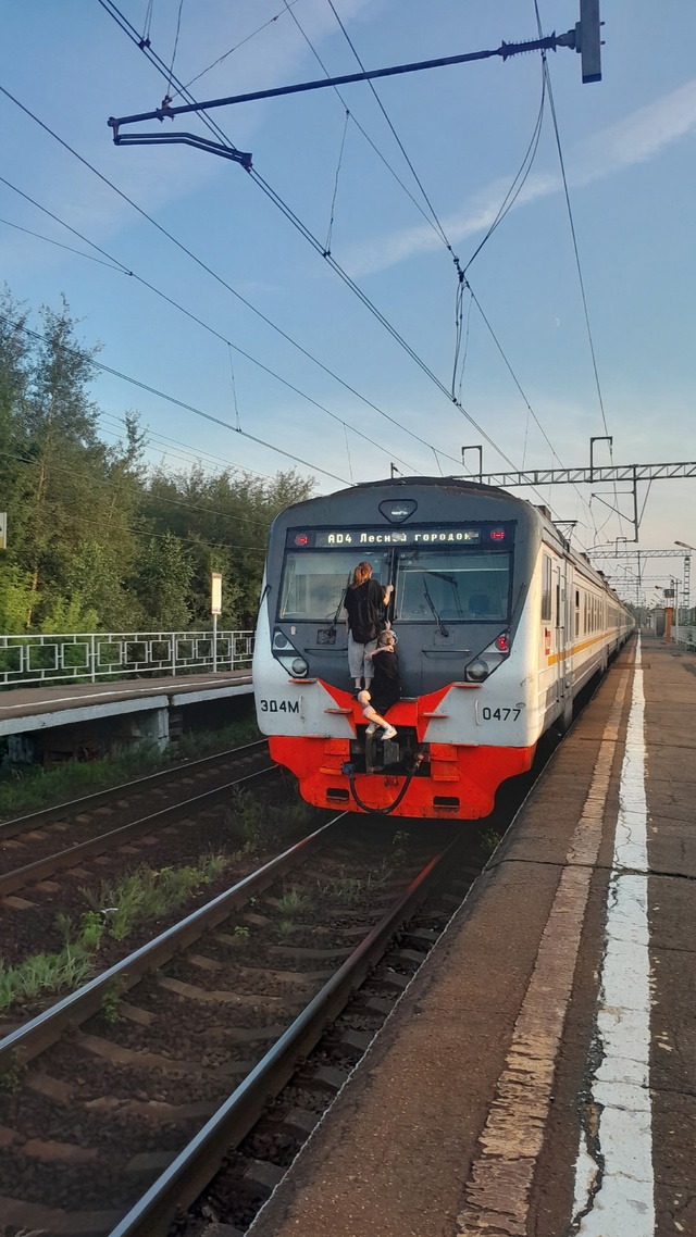 Два девочки подростка на электричке Крутое-Лесной гор?...