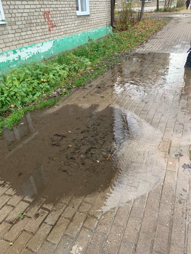 По ул. Крупской не первую неделю течет вода, администра...