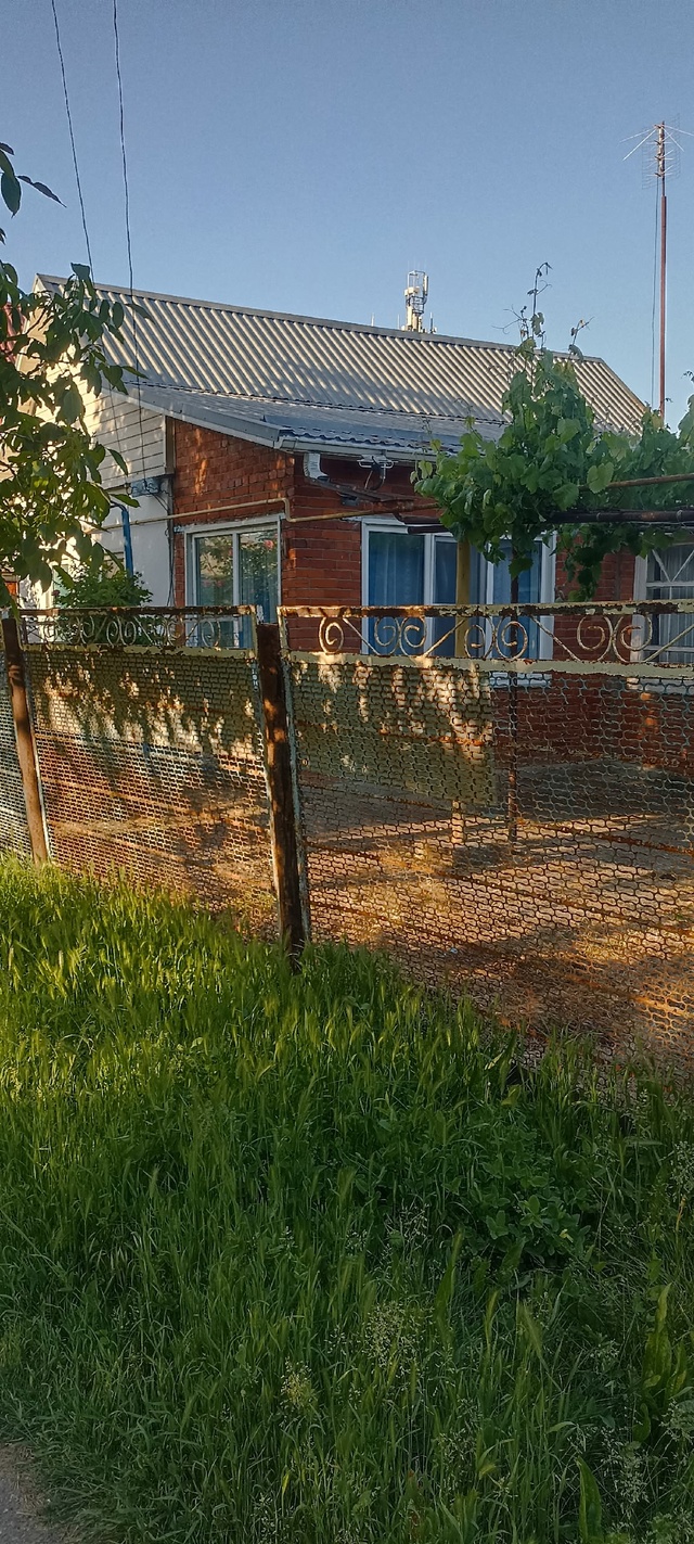 Сдаю дом по ул. Лузана, 2 квартала от школы. Дом старый, у...