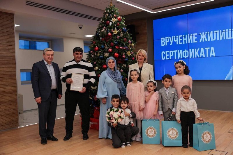 Подмосковные власти подарили квартиру многодетной семье мигрантов из Таджикистана. Глава Мытищ Юли