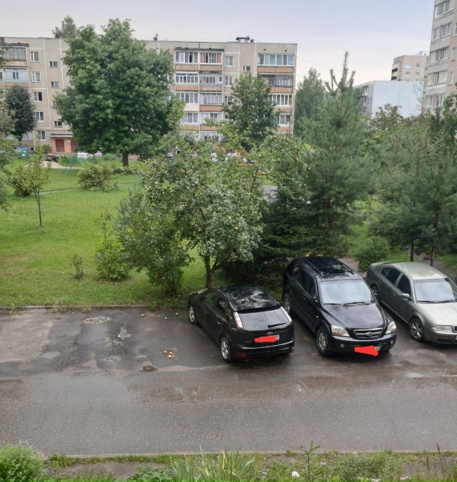 Владелец автомобиля Форд Фокус во дворе ЛК 60. Пользует?...