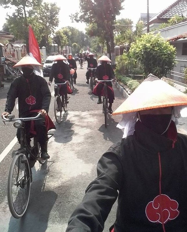 🛑Акацуки свернули не туда (в хорошем смысле)!
В Индонезии банда парней в косплее Акацуки вышла на у