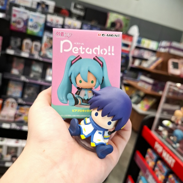 Можно ли стать поп-звездой, если ты не существуешь? 🎤✨...