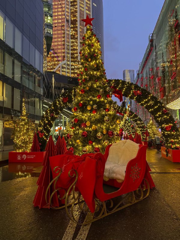 Вааау, смотрите какие потрясные декорации сейчас в районе метро «Деловой центр»!
Нью Йорк? А может