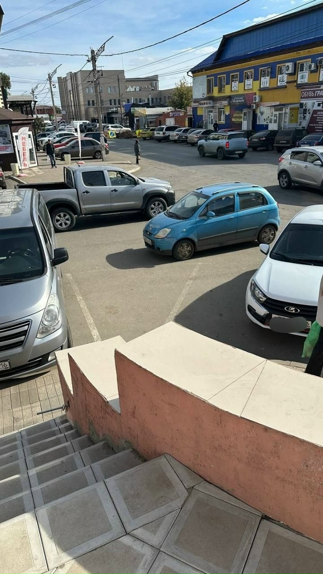 Пусть город знает своих героев
Парковка в центре горо?...