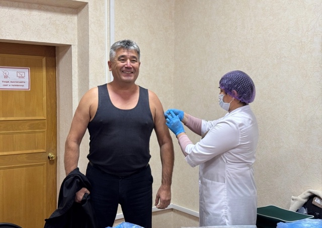 Сотрудники администрации Нефтекамска привились от гр?...