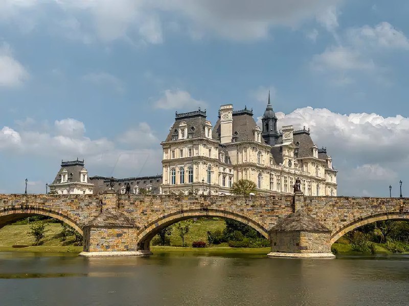 Так выглядит кампус Huawei Ox Horn в китайском городе Дунгуань: это не обычный офис из стекла и бето