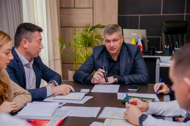 Сегодня на аппаратном совещании заместители отчитали?...