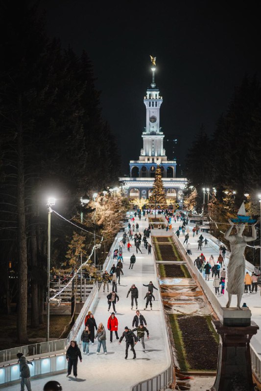 +1 место для новогоднего посещения материализовалось в Москве — каток-рекордсмен на Северном речном
