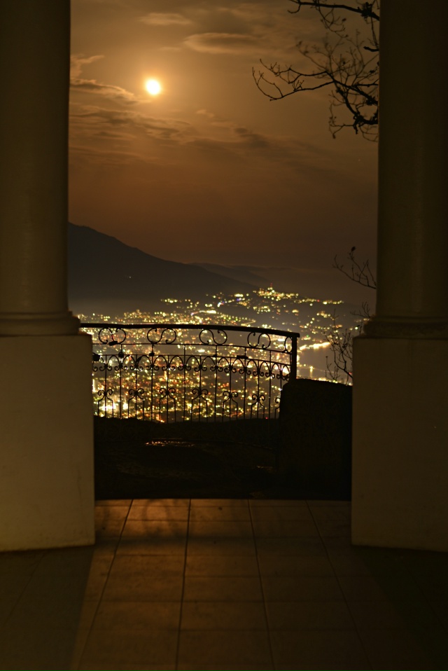 Серебряная беседка ночью и при восходе Луны над всем п?...