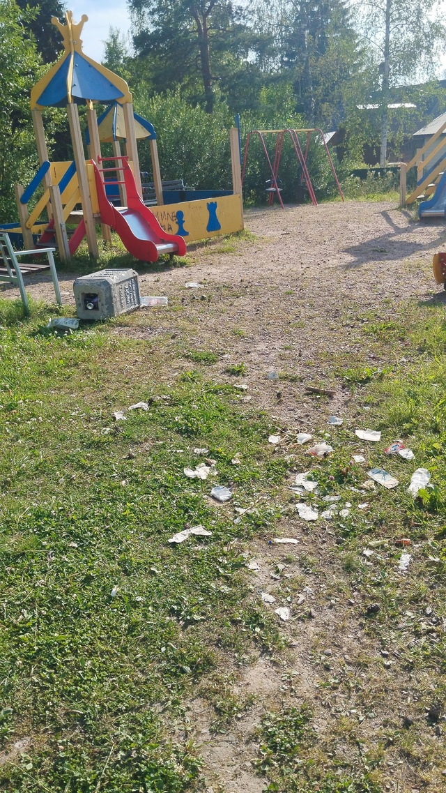 Детская площадка на Варбегах. Кто то постоянно перевор...