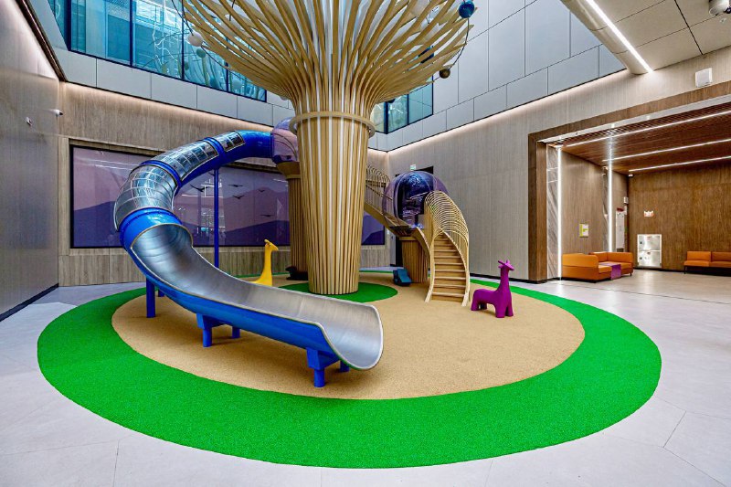 😍Спасатели в костюмах Дедов Морозов поздравляют маленьких пациентов московских больниц