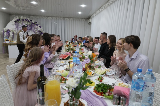 Что ж, всем привет🙈
Вот и наша свадьба прошла, все так ?...