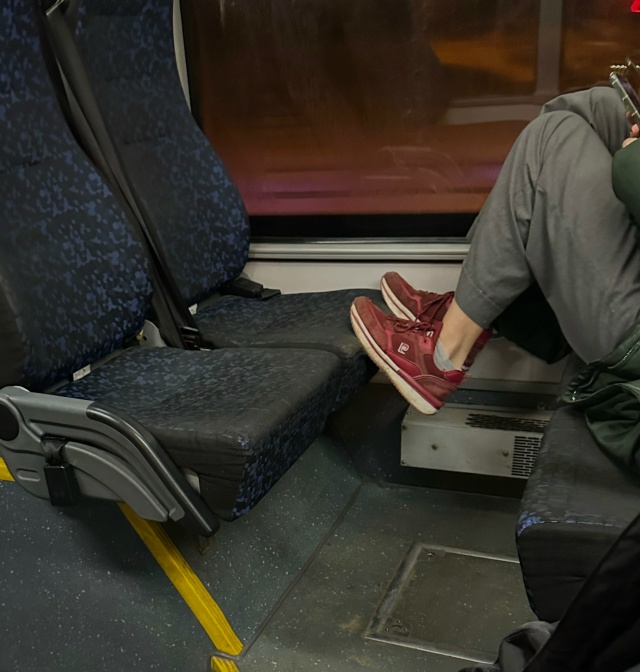 Адекватно, что люди в общественном транспорте ведут се...