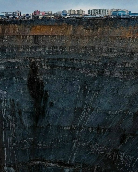 Мда. А город выглядит так, как будто там нашли чуму и бе?...