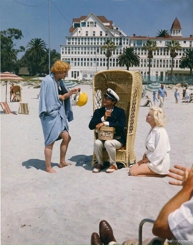 Джeк Леммон, Тони Кёртис и Мэрилин Монро на съёмках 