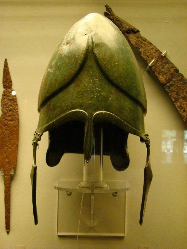 Фракийский шлем IV век до н.э., Болгapия.