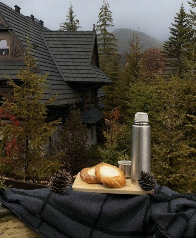 На природе и чай вкуснее, и мир чудеснее.